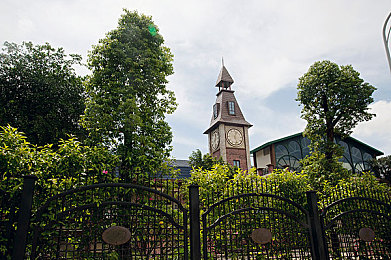 商务旅行戴帽子的女老板出行经典,女老板帽子造型成出行新潮流-2