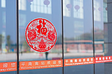 旅行者骑在甘雨运动视频,雨中极限挑战，勇敢探险家成网红-4